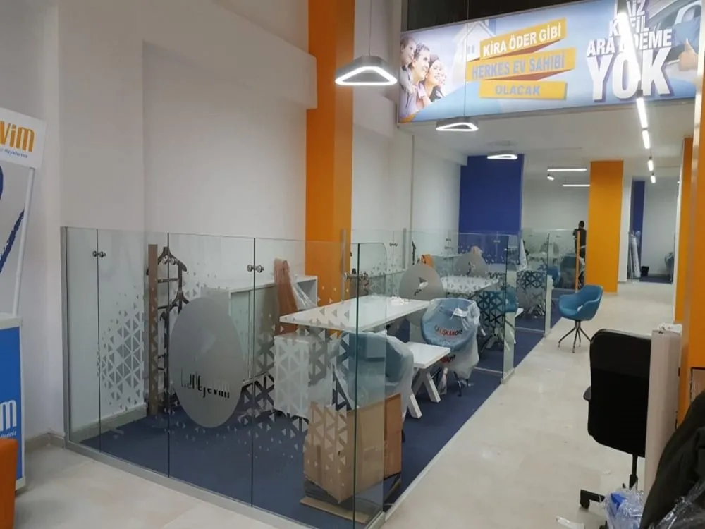 Short Glass Separator Partition Walls